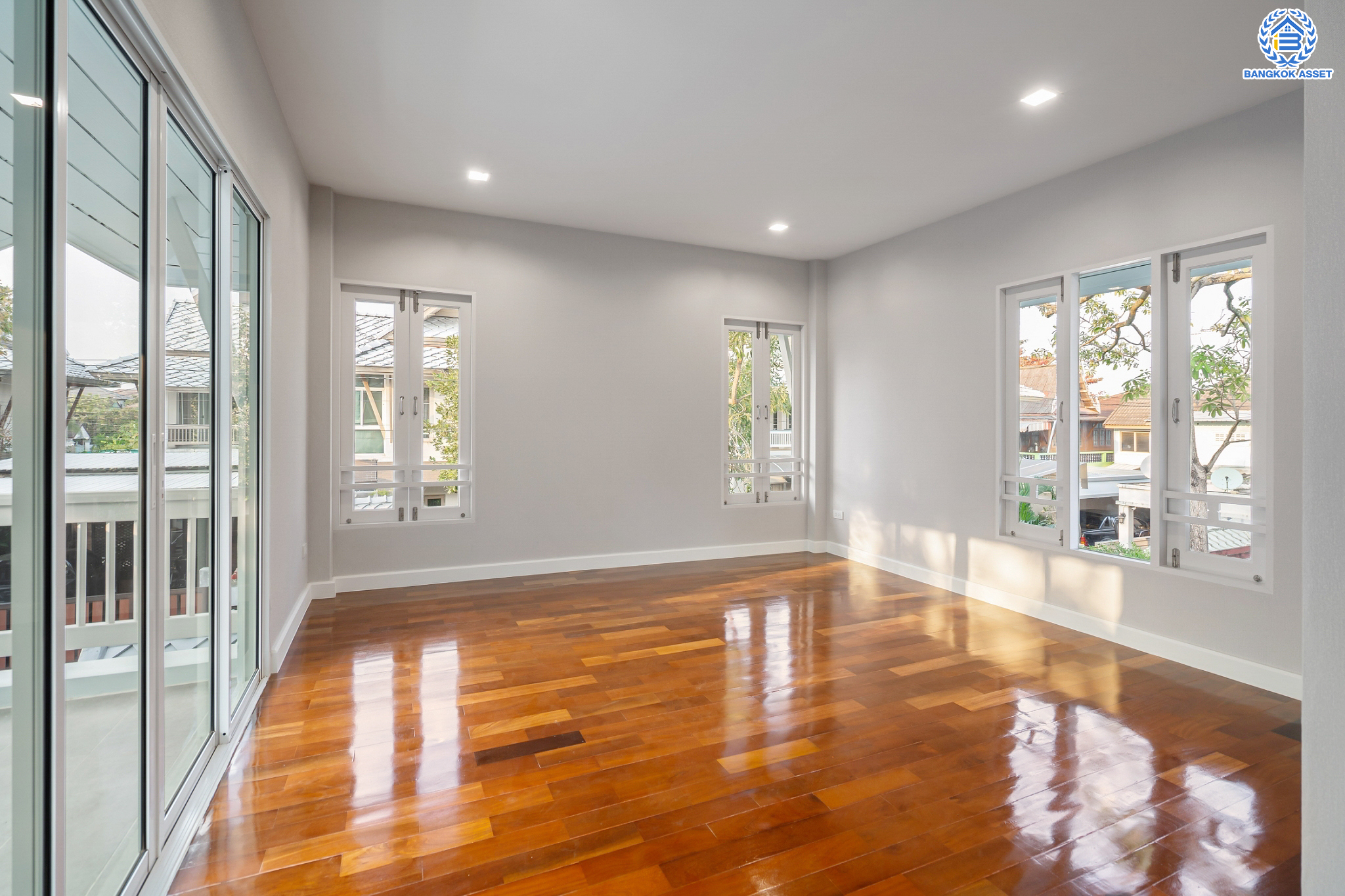 บ้านมือสองตกแต่งใหม่ ม.โนเบิลวานา ปิ่นเกล้า1 บ้านเดี่ยวหลังใหญ่ เนื้อที่ 65.6 ตร.ว. ฟังก์ชัน 3 ห้องนอน 4 ห้องน้ำ 1 ห้องแม่บ้าน จอดรถได้ 2 คัน บนสุดยอดทำเลเดินทางสะดวก หน้าโครงการติดถนนใหญ่บรมราชชนนี ใกล้ทางคู่ขนานลอยฟ้าบรมราชชนนี ม.มหิดล เซ็นทรัลศาลายา และรายล้อมด้วยสิ่งอำนวยความสะดวกครบ